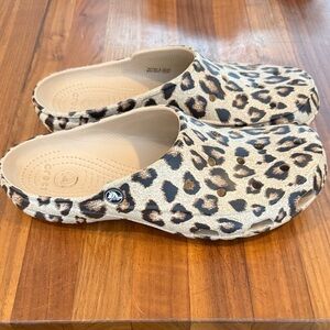 EUC CROCS Freesail Women's Wild Leopard sz 10